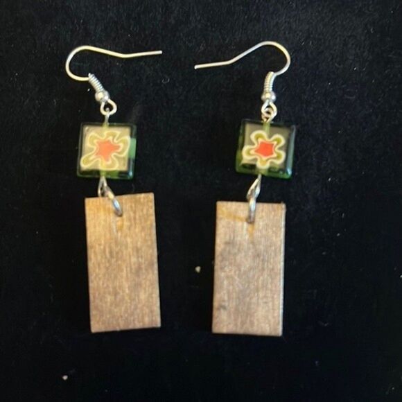 Handcrafted green bead with flower wood earrings with silver tone hardware - Picture 4 of 4